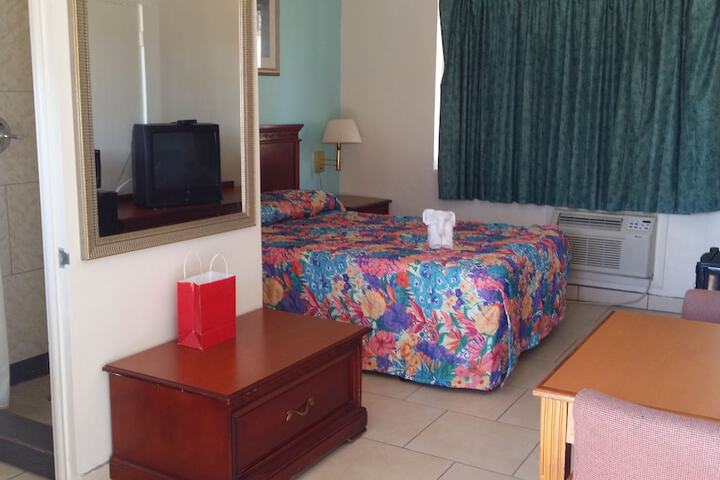 Room 5 of 8