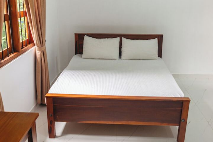 Room 4 of 8