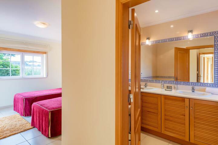 Room 25 of 158