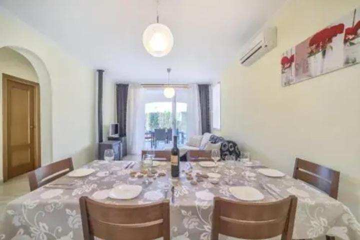 Dining 16 of 17
