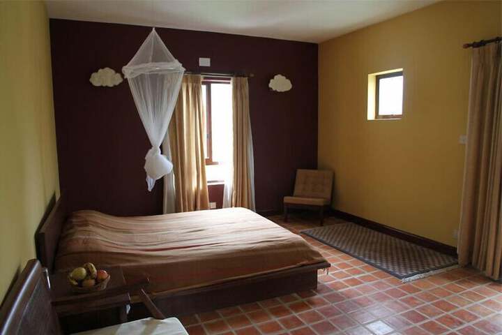 Room 6 of 9