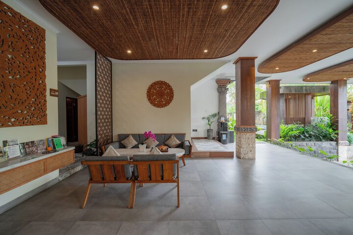 Entrance & Lobby