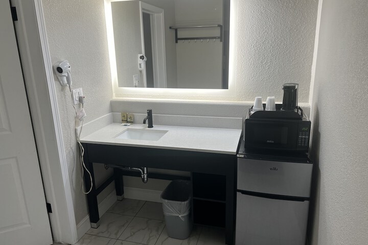 2 Double Beds (5 of 10)