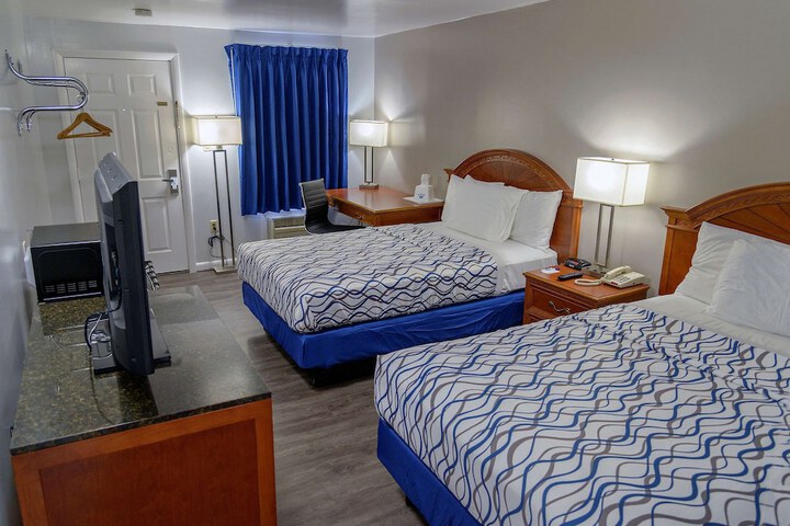 1 King Bed (3 of 4)
