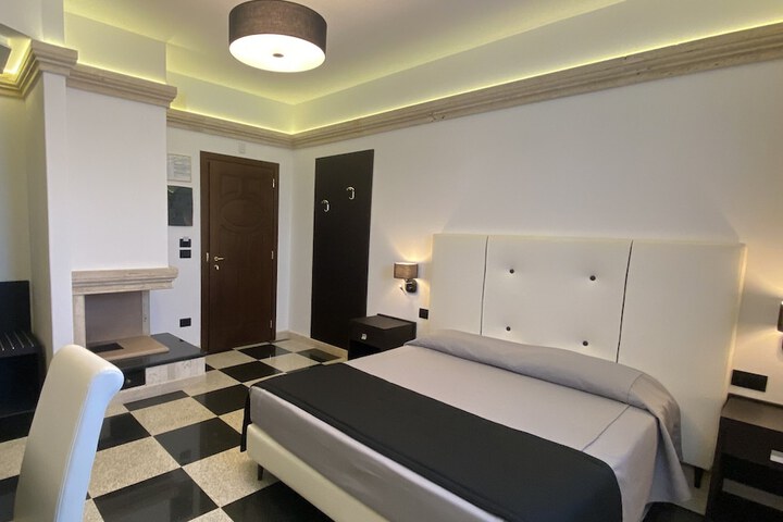 Room 28 of 73