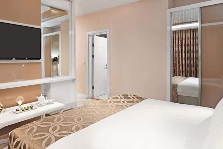 Room 10 of 77