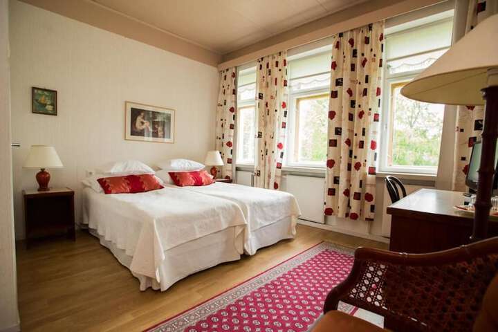 Room 4 of 32