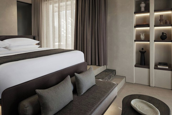 Room 14 of 32
