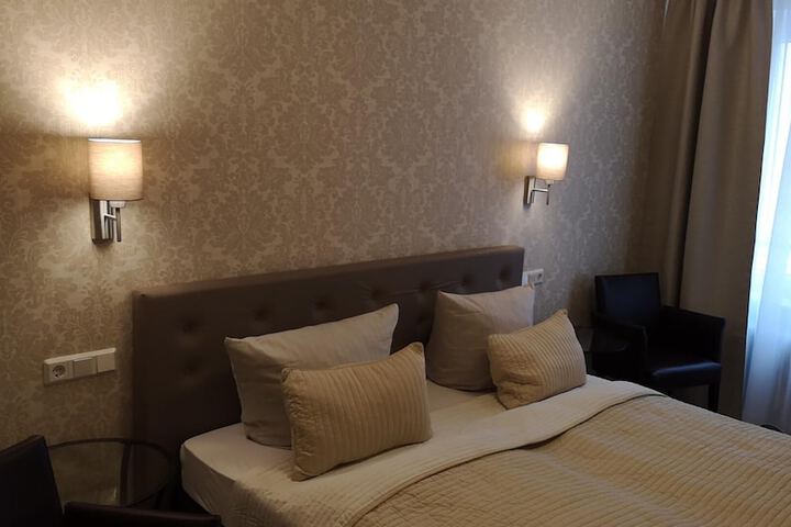 Room 16 of 145