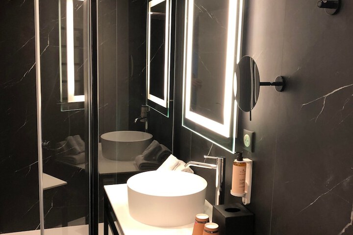 Room 52 of 117