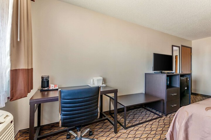 1 Queen Bed Accessible (17 of 19)