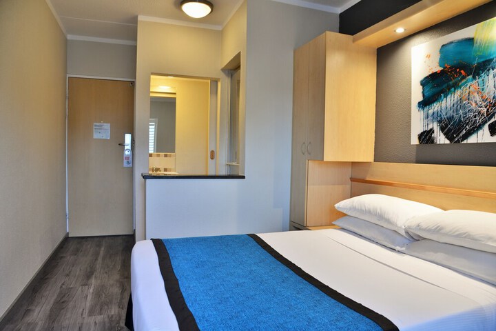 Room 5 of 16