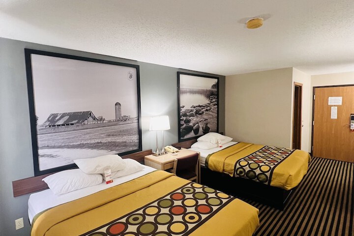 1 Queen Bed (17 of 26)