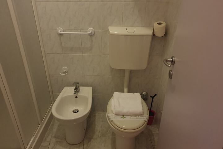 Room 25 of 28