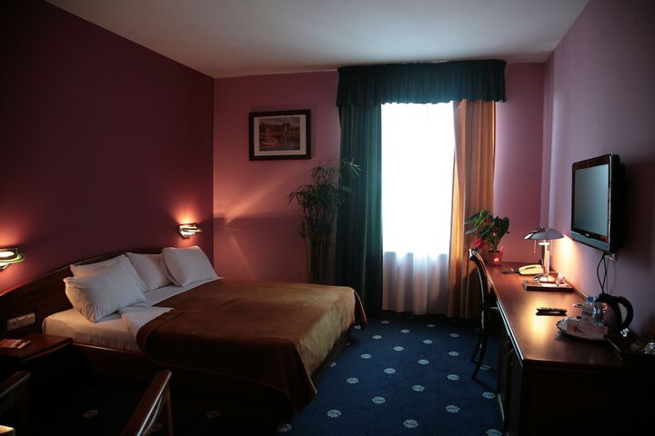 Room 5 of 76