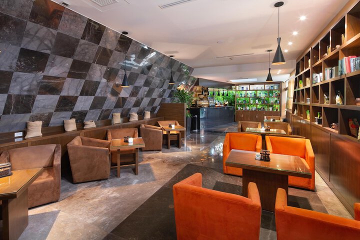 Lounge 84 of 128