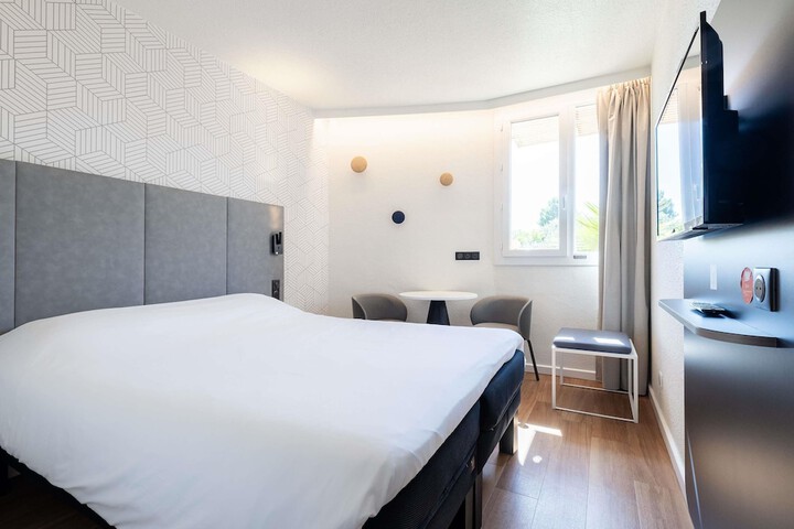 Room 4 of 102