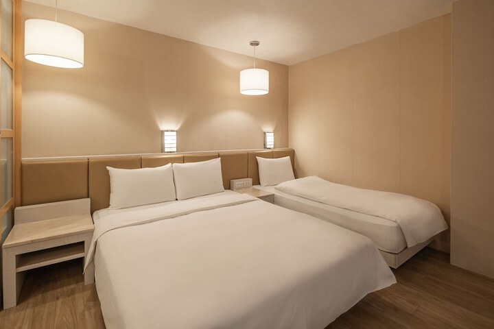 Room 6 of 28