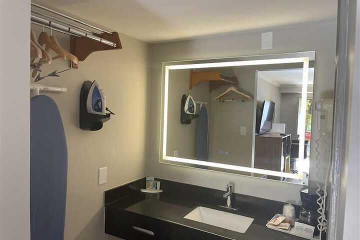 1 King Bed Deluxe Room (6 of 7)