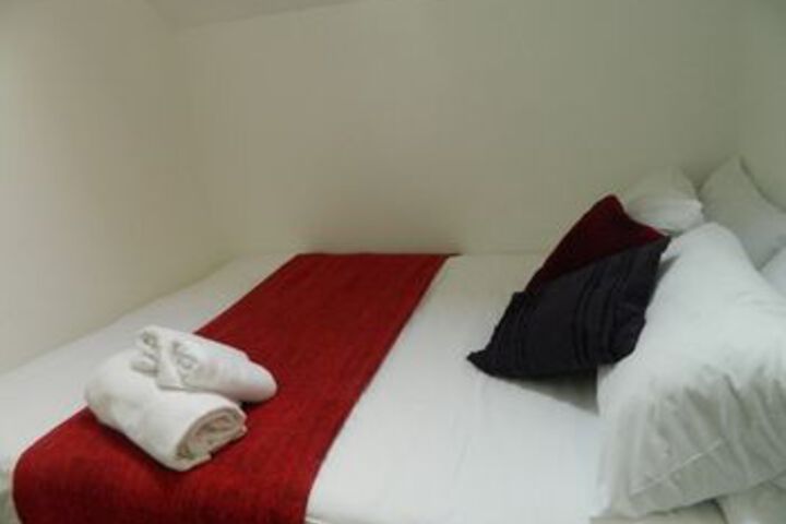 Room 4 of 9