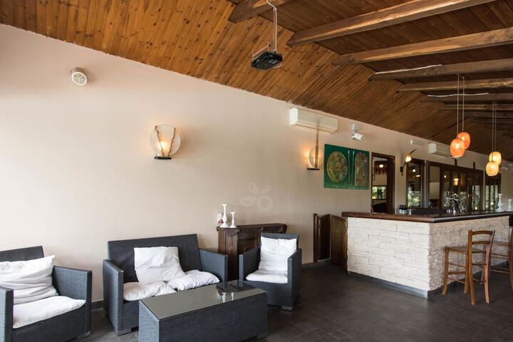 Lounge 98 of 134