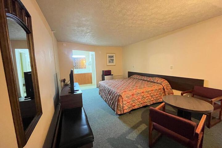 1 King Bed (6 of 7)