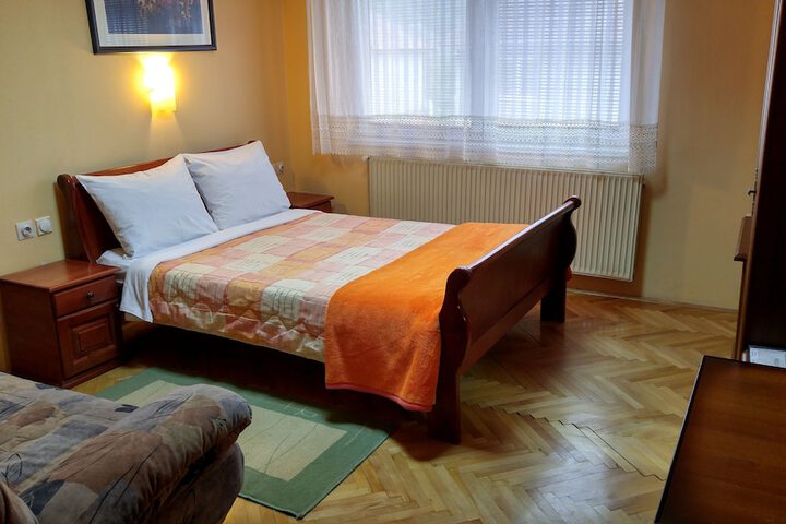 Room 4 of 18