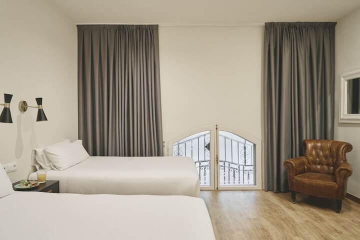 Room 12 of 74