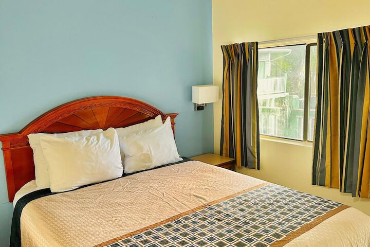 1 Queen Bed (8 of 24)