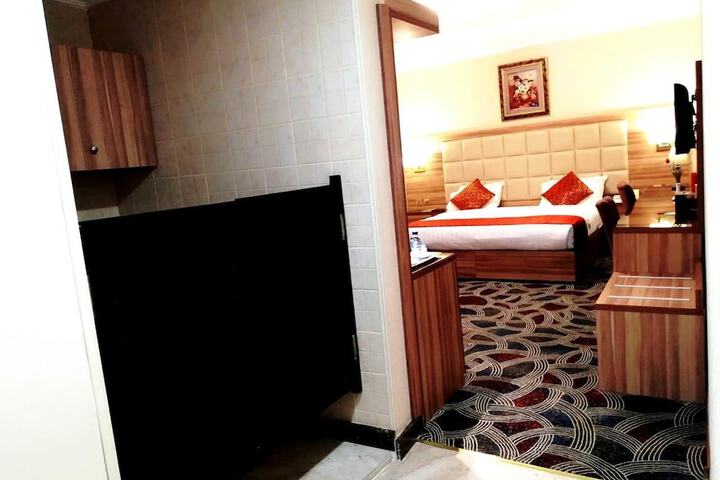 Room 17 of 40