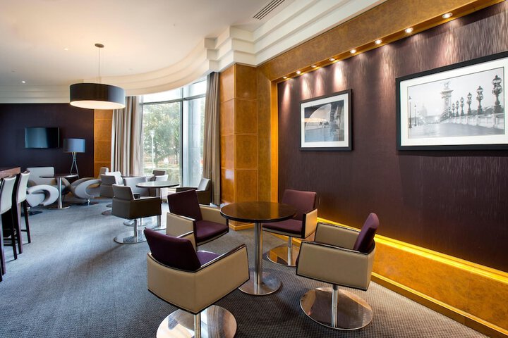 Lounge 83 of 85