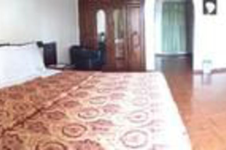 Room 6 of 16