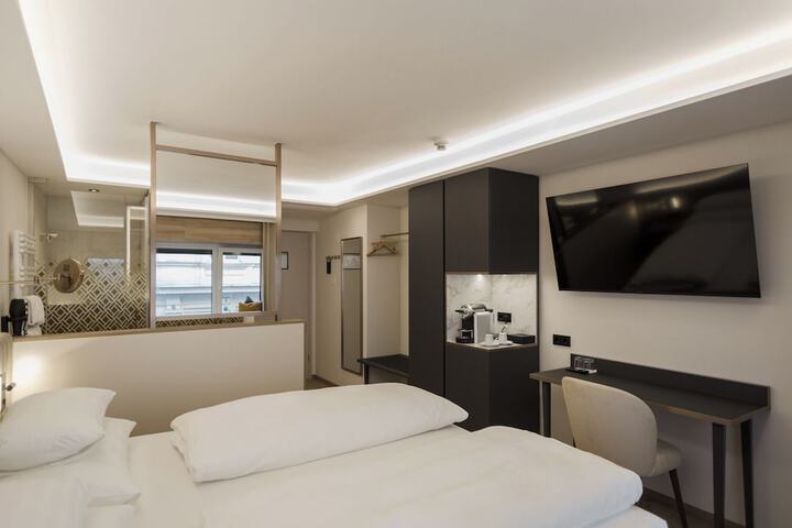 Room 38 of 77