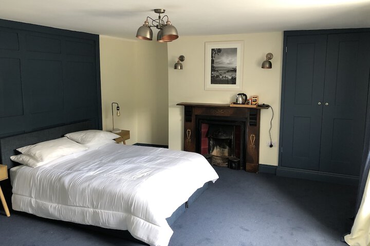 Room 2 of 10