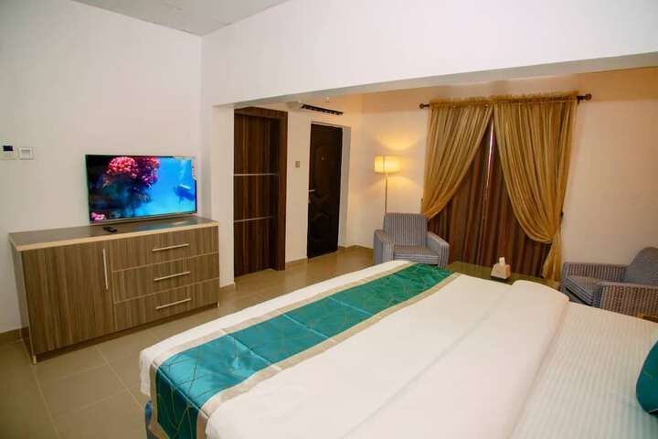 Room 10 of 18