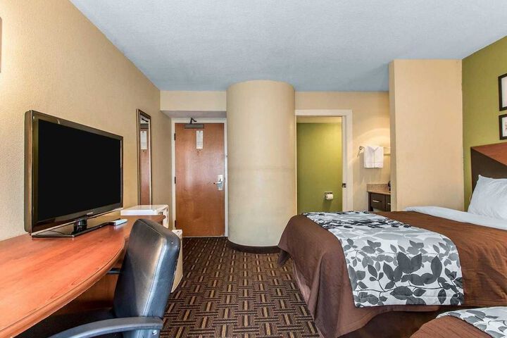 1 Queen Bed (1 of 4)
