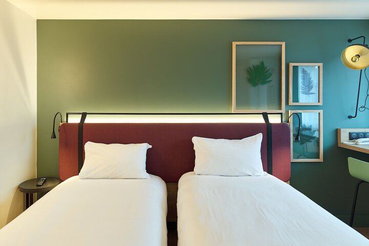 Room 7 of 42