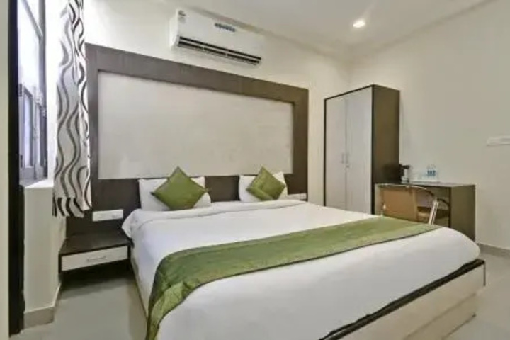 Room 5 of 12
