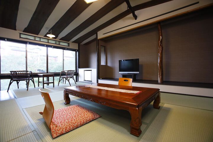 Room 4 of 61