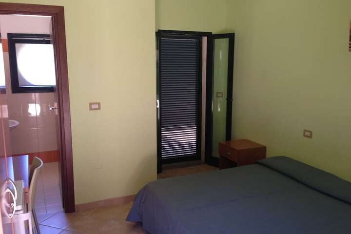 Room 4 of 52