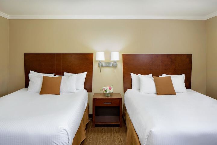 2 Queen Beds (7 of 15)
