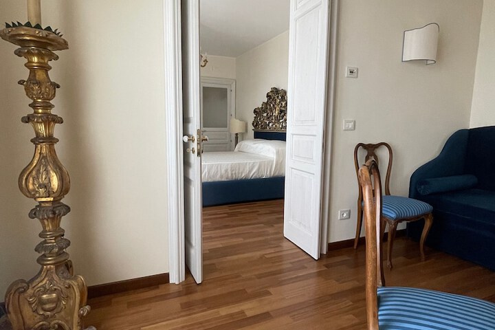 Room 6 of 98