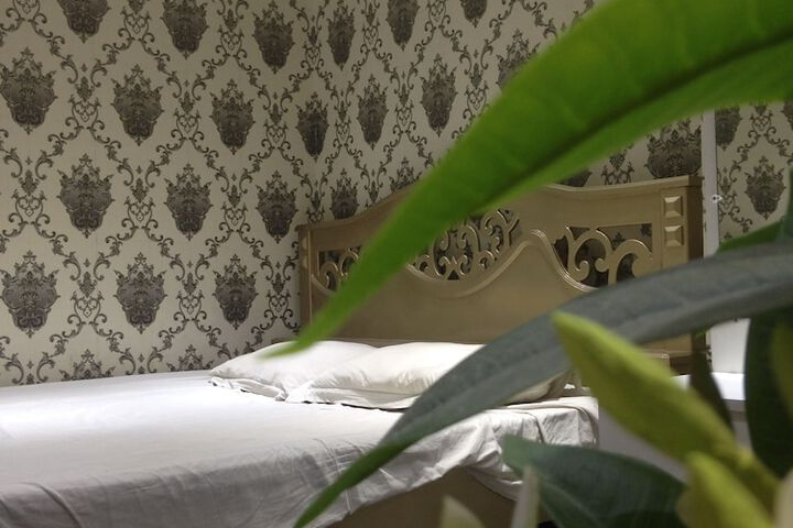 Room 6 of 18