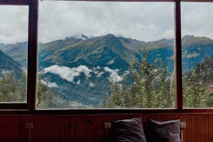 Room 4 of 9