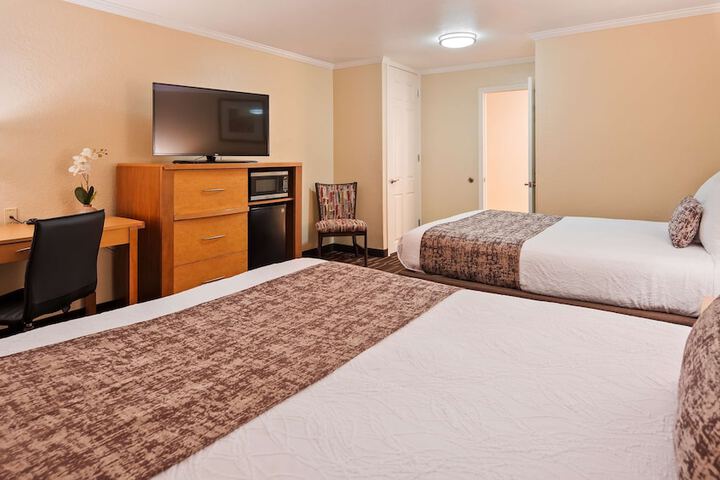 2 Queen Beds High Speed Internet Accessible Microwave and Refrigerator Hd Flat Screen TV with Demand Premium Channels Coffee Maker Iron and Ironing Board Full Breakfast (4 of 9)
