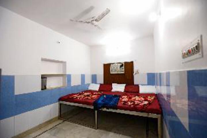 Room 14 of 38