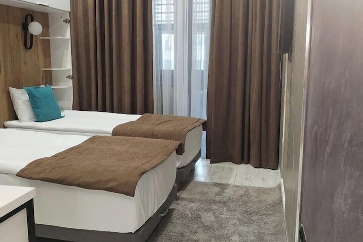 Room 4 of 8