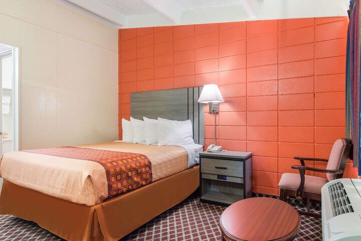 1 Queen Bed (9 of 9)
