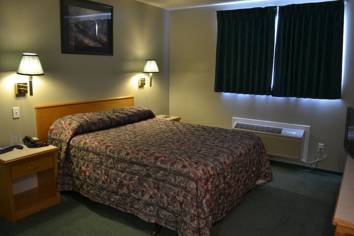 4 Pines Motel