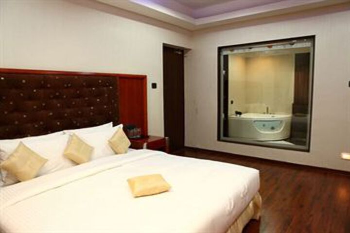 Room 4 of 12